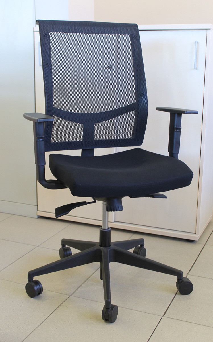 Naudota darbo kėdė, ND-kd-270-W Eva Narbuto, juoda, (maksimali apkrova 110 kg)Turi įtrūkimą atloše 