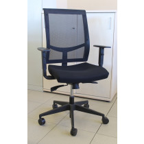 Naudota darbo kėdė, ND-kd-270-W Eva Narbuto, juoda, (maksimali apkrova 110 kg)Turi įtrūkimą atloše 