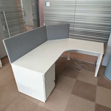 Kairinis kampinis baltas darbo stalas su stalčių bloku ND-ST-847K